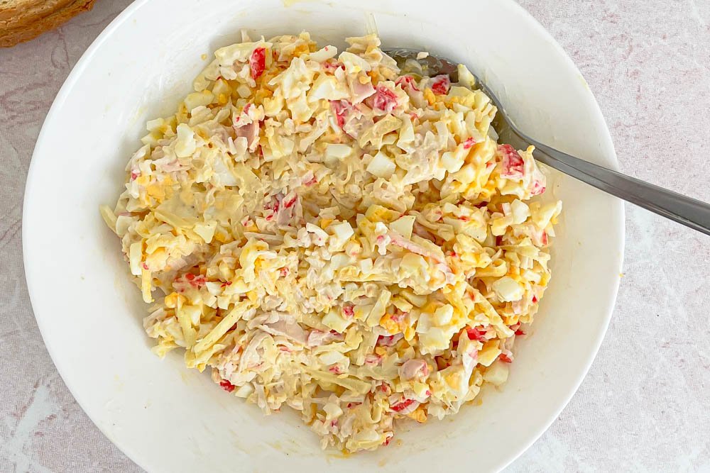 Krabų lazdelių salotos