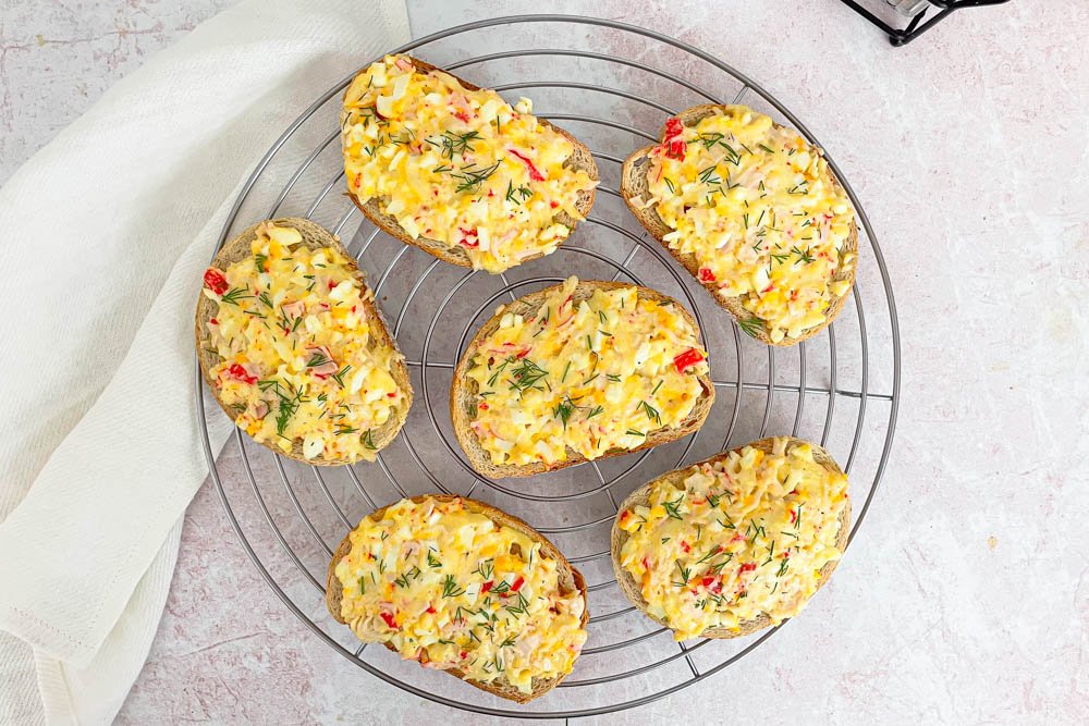 Karšti sumuštiniai su krabų lazdelėmis