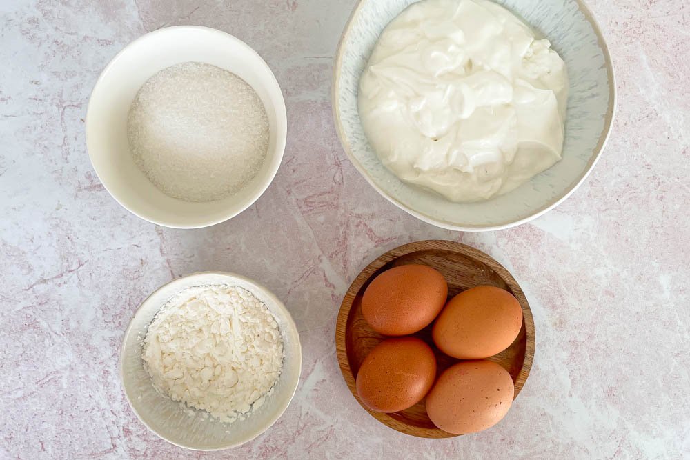 Pyrago su graikišku jogurtu gaminimas