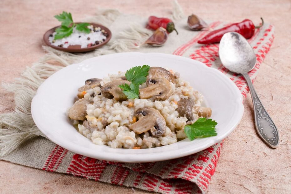 Perlinių kruopų košė pusryčiams – sveikas, sotus ir netikėtai gardus rytas. Kuo galima ją praturtinti?