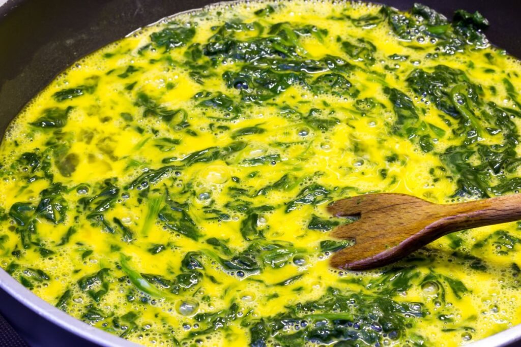 Receptas: klasikinė kiaušinienė su špinatais