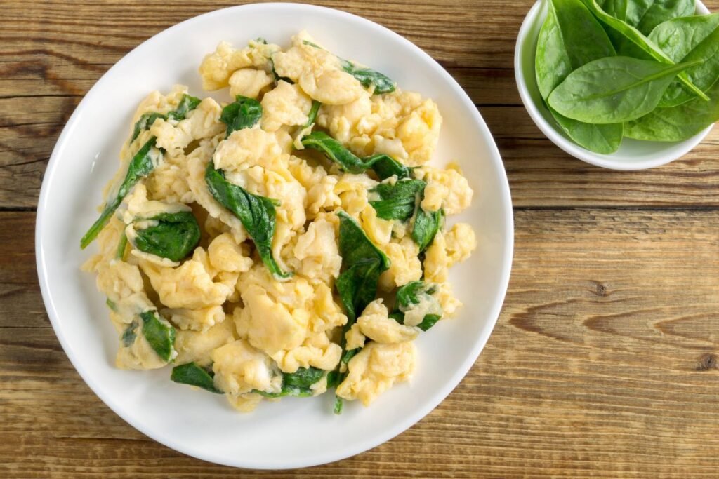 Receptas: klasikinė kiaušinienė su špinatais