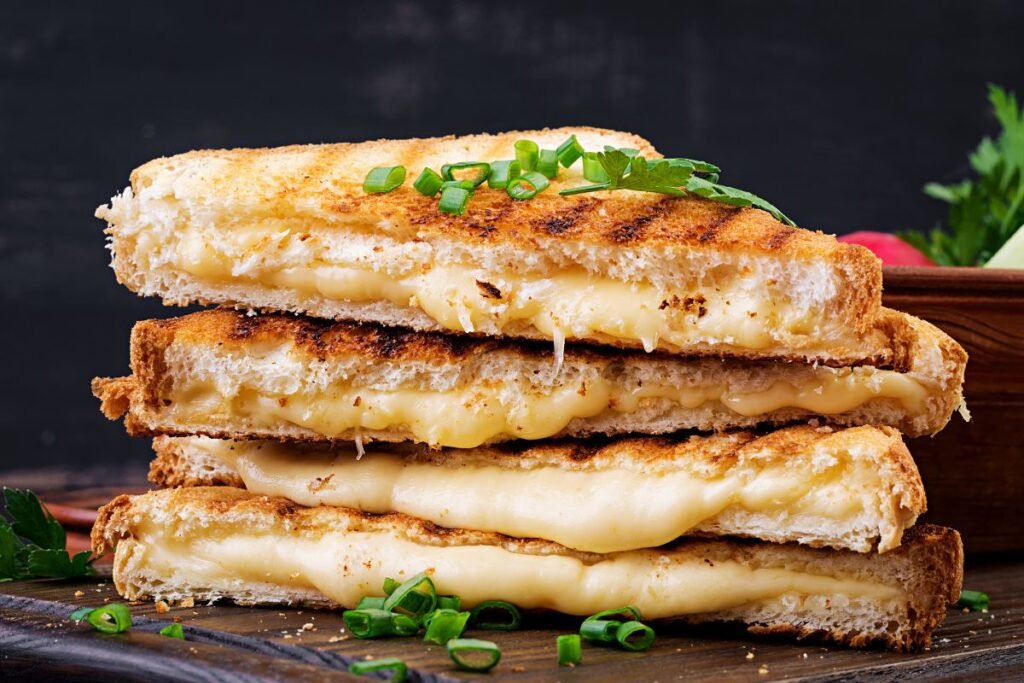 Karšti sumuštiniai – sotiems ir skaniems pusryčiams. Tradiciniai receptai: su sūriu bei kumpiu