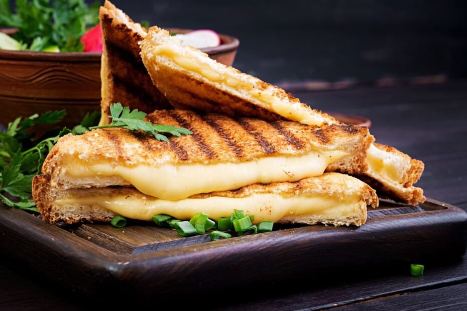 Karšti sumuštiniai – sotiems ir skaniems pusryčiams. Tradiciniai receptai: su sūriu bei kumpiu