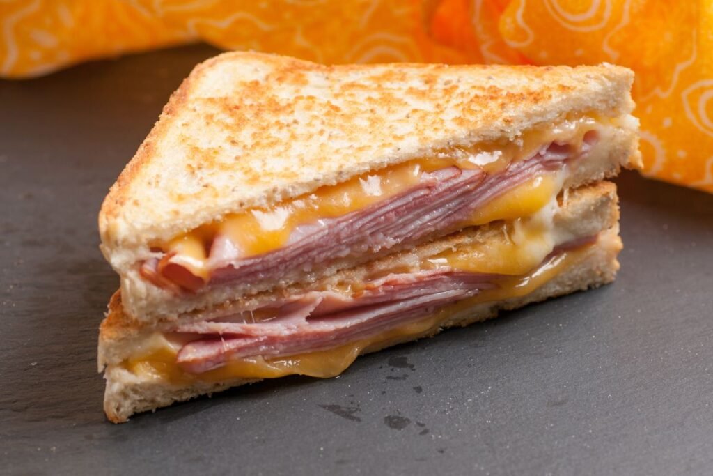 Karšti sumuštiniai su kumpiu ir sūriu