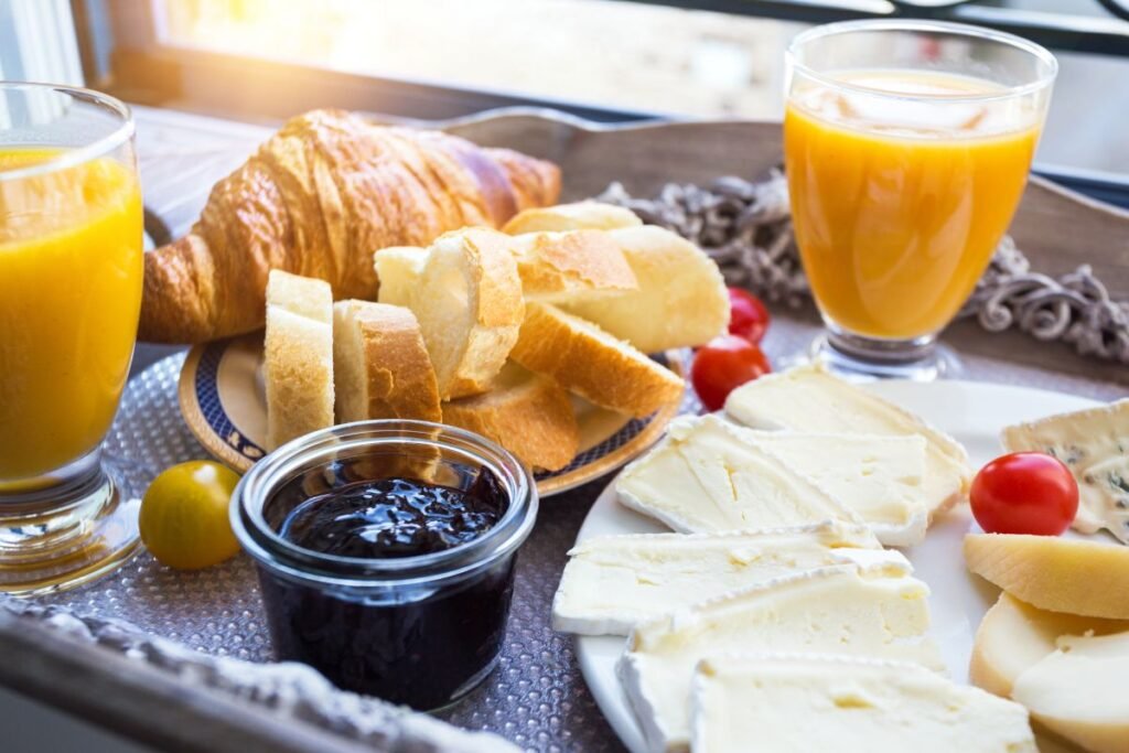 Prancūziški pusryčiai – elegancijos ir rafinuotumo simbolis ant jūsų ryto stalo. Tradicijos ir autentiškas receptas
