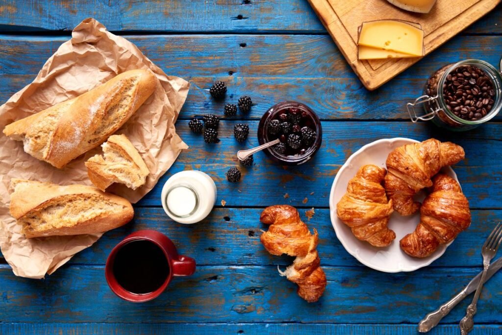 Prancūziški pusryčiai – elegancijos ir rafinuotumo simbolis ant jūsų ryto stalo. Tradicijos ir autentiškas receptas