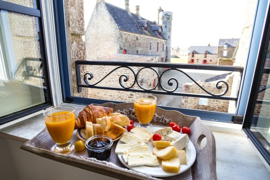 Prancūziški pusryčiai – elegancijos ir rafinuotumo simbolis ant jūsų ryto stalo. Tradicijos ir autentiškas receptas