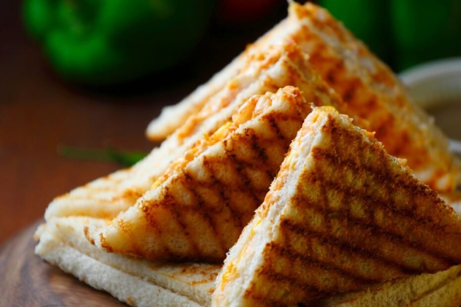 Trikampiai sumuštiniai – greitas ir patogus užkandis bet kuriai progai.