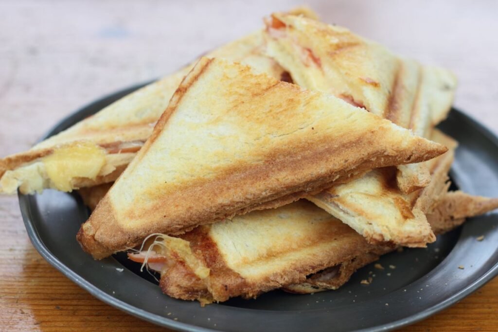 Karšti trikampiai sumuštiniai su kumpiu ir sūriu