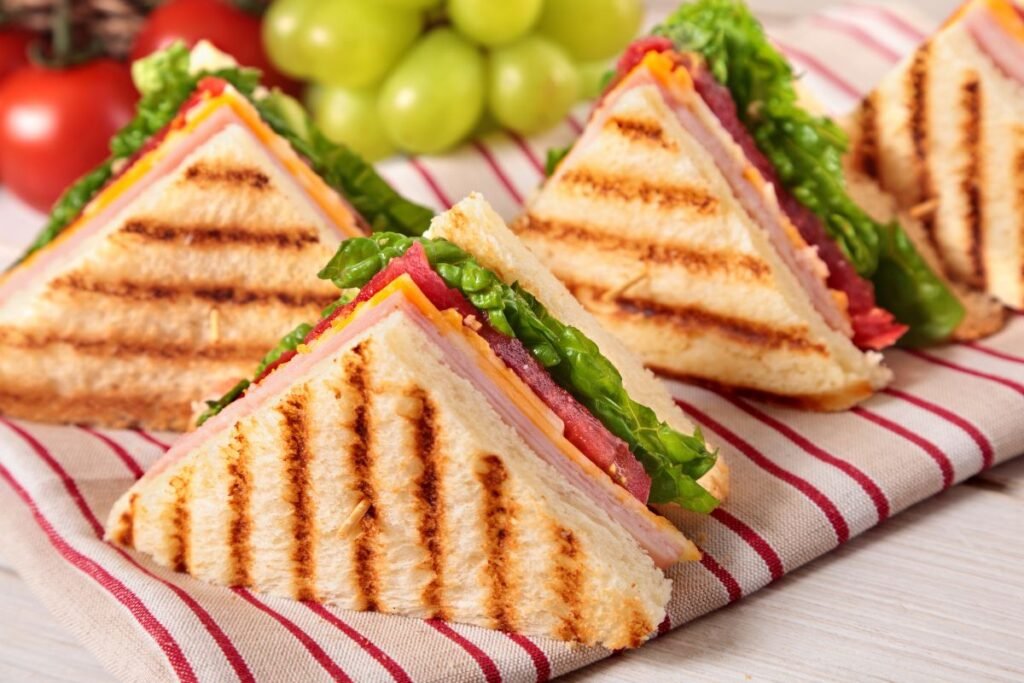 Trikampiai sumuštiniai su kumpiu ir daržovėmis