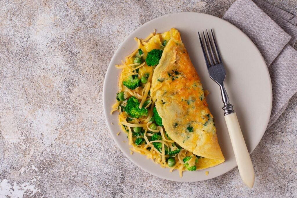 Omletas su sūriu – sotūs ir maistingi kasdieniai pusryčiai.