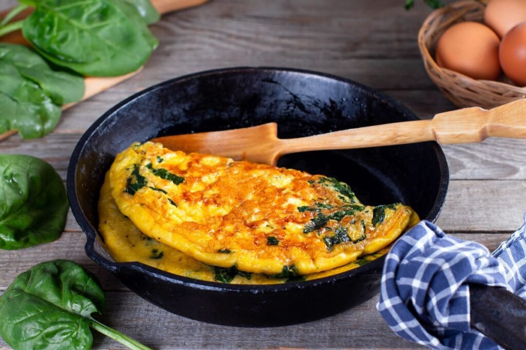 Omletas su sūriu – sotūs ir maistingi kasdieniai pusryčiai.