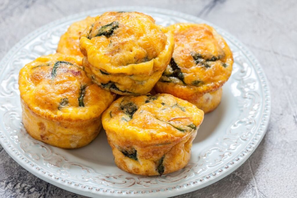 Kiaušinių keksiukai su špinatais