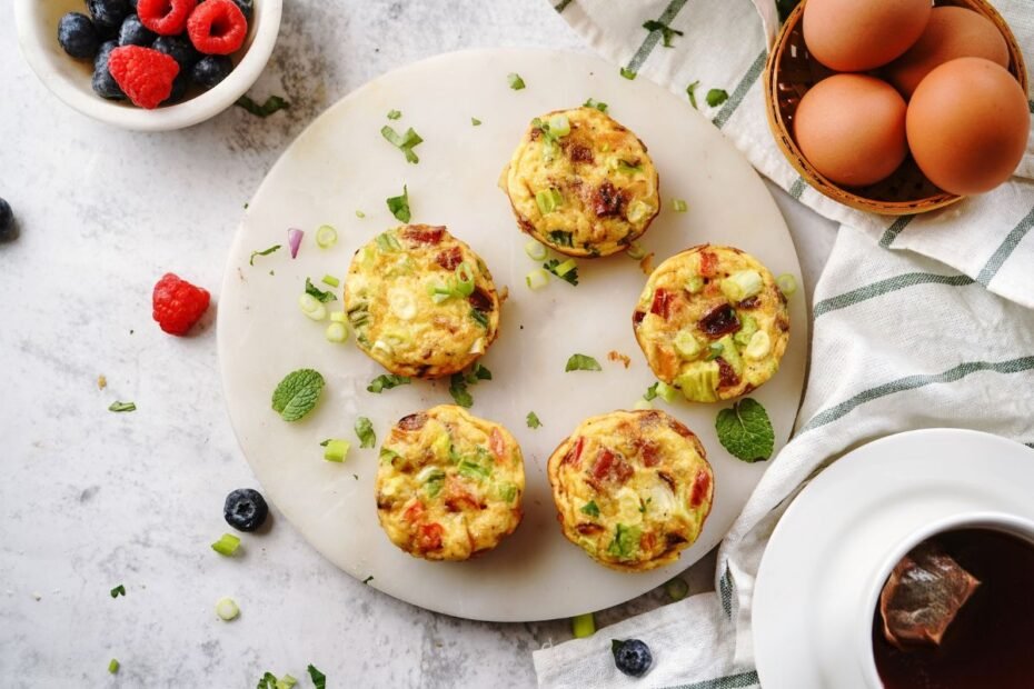 Egg muffins (kiaušinių keksiukai) – sveiki pusryčiai orkaitėje. Greita, lengva, maistinga ir tiesiog tobula!