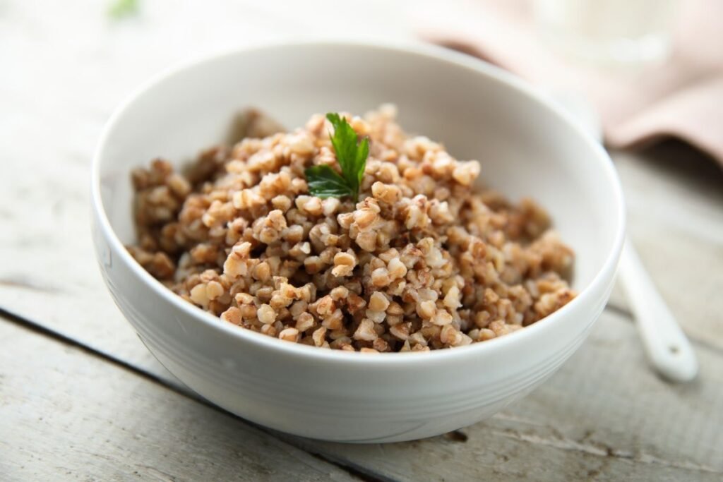 Grikių košė termose – sveiki ir sotūs pusryčiai be jokio rytinio skubėjimo. Kaip teisingai pasiruošti?