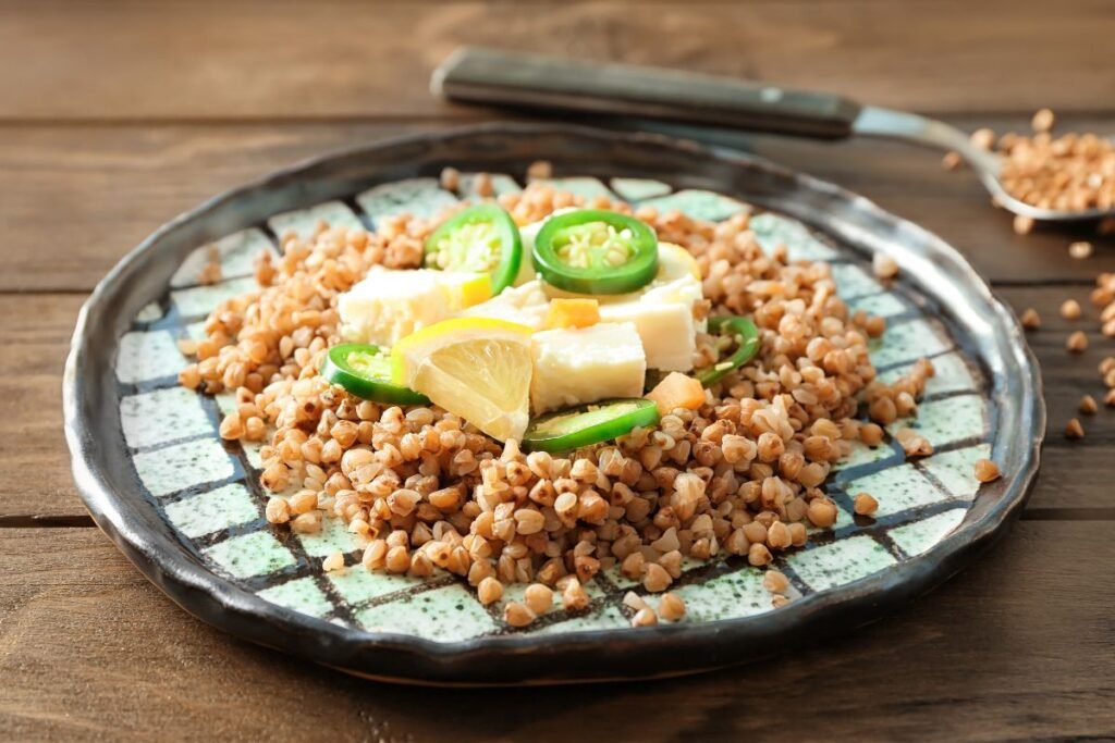 Grikių košė su priedais