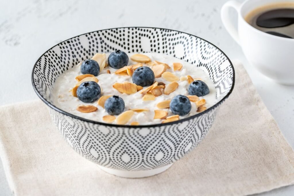 Bircher muslis – šveicarų gydytojo išradimas, tapęs sveikiausių pusryčių klasika. Kas tai?