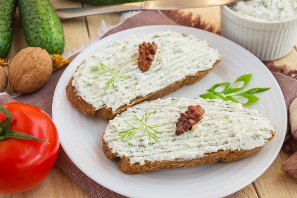 Varškės užtepėlė riešutais ir daigais