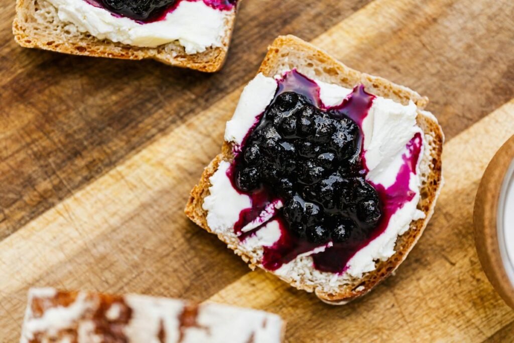 Varškės užtepėlė su mėlynių uogiene